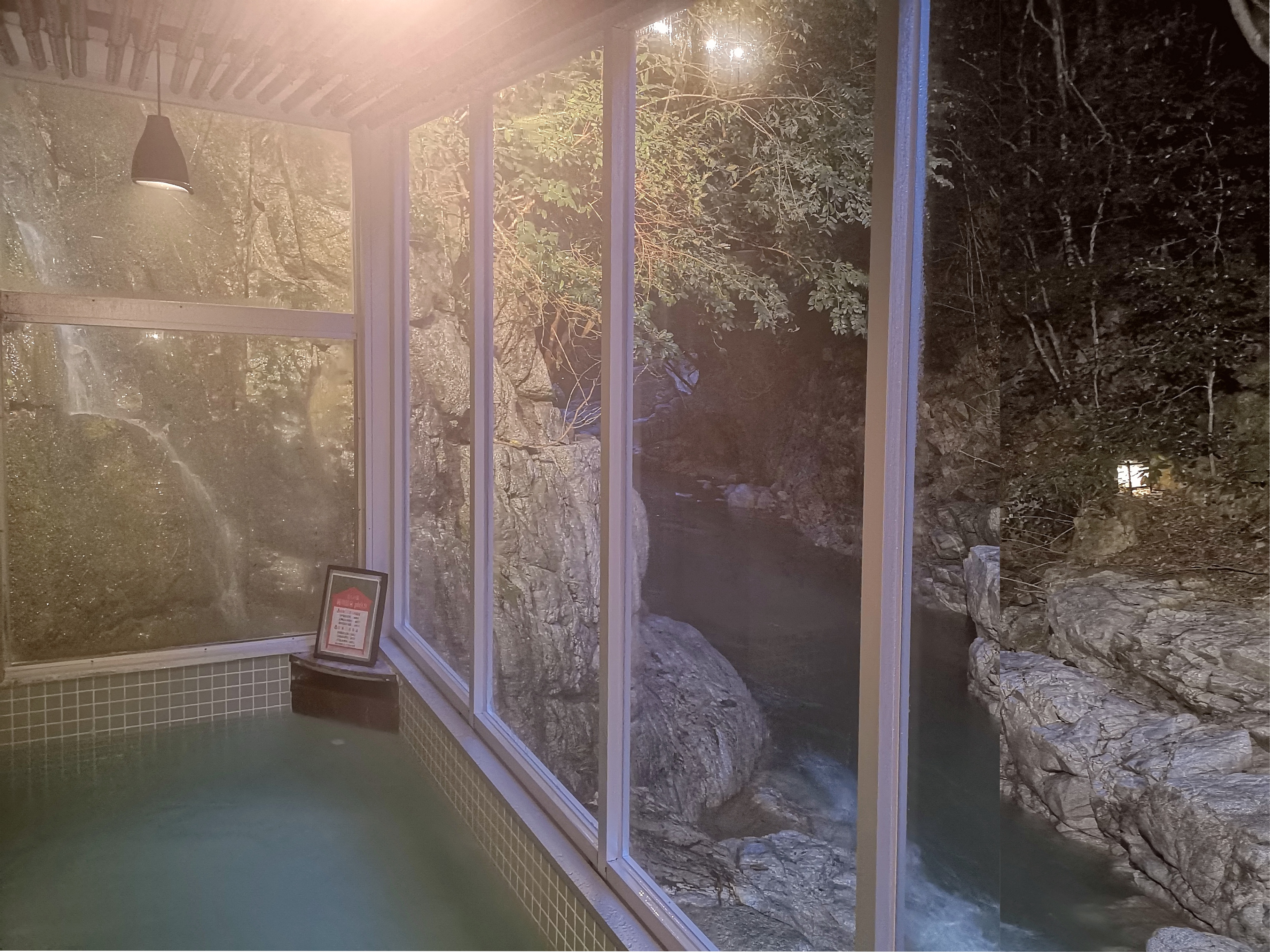 ライトアップした大浴場