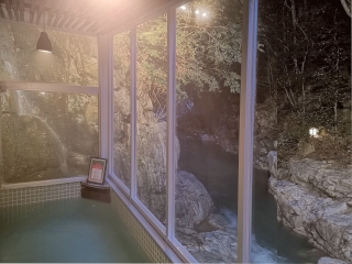 ライトアップした大浴場